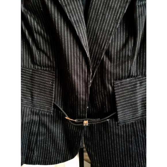 1 Torrid pinstripe short sleeve fitted blazer size 1 - Picture 3 of 6